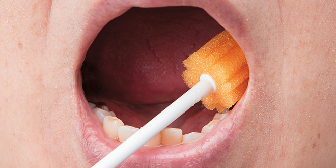 6.舌で塗り広げられない場合には、スポンジブラシなどを用いてお口全体に塗り広げてください。